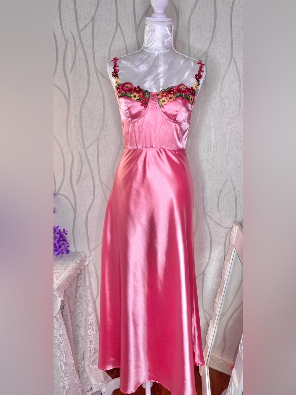 🎀🌷 Floral Embroidered Pink Satin Maxi Dress 🌷🎀 NWOT - Picture 8 of 11